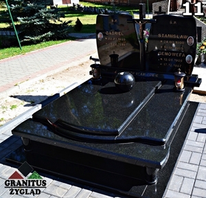 11 pomnik podwójny czarny